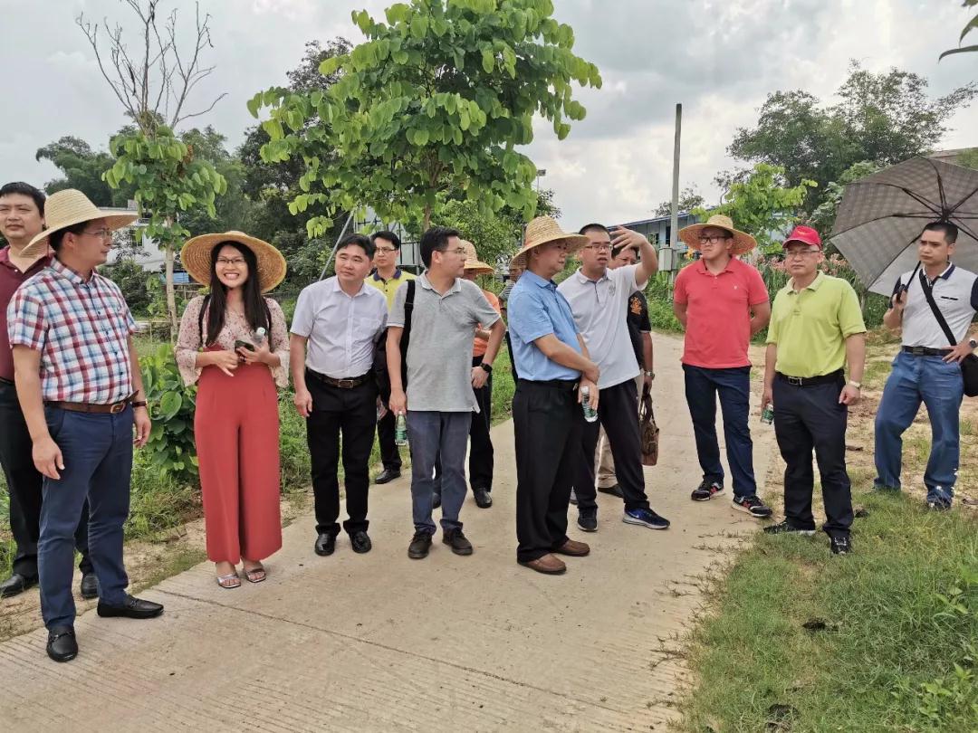黃圃鎮(zhèn)領導率榮業(yè)食品有限公司董事長王顯韜及一眾工商聯(lián)企業(yè)家到肇慶市懷集縣參觀考察