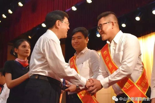 黃圃鎮(zhèn)工商聯(lián)會長、榮業(yè)食品董事長王顯韜榮獲“鳳凰獎”杰出菁英人物獎