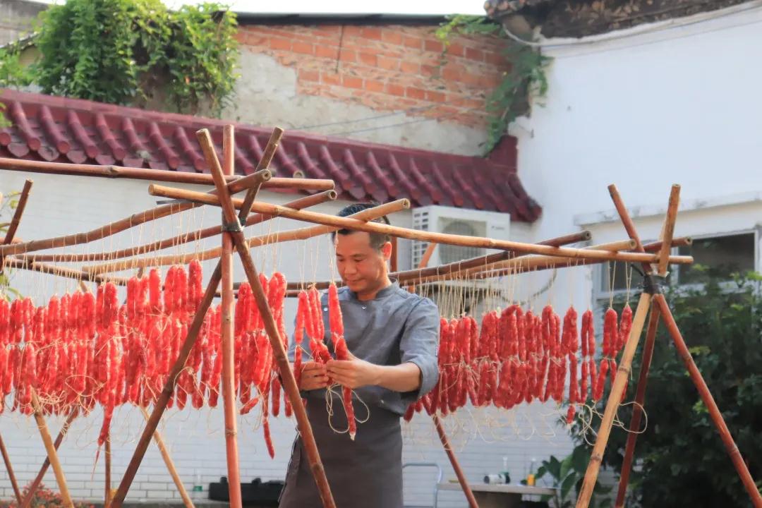 榮業(yè)臘味驚現(xiàn)一群“搵食”密探，有大BOSS來了……？