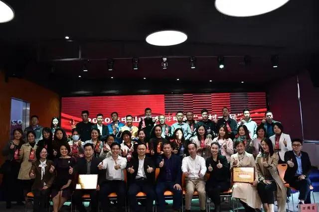 榮業(yè)臘味第四代傳承人葉浩波獲評(píng)“網(wǎng)紅帶頭人”稱號(hào)